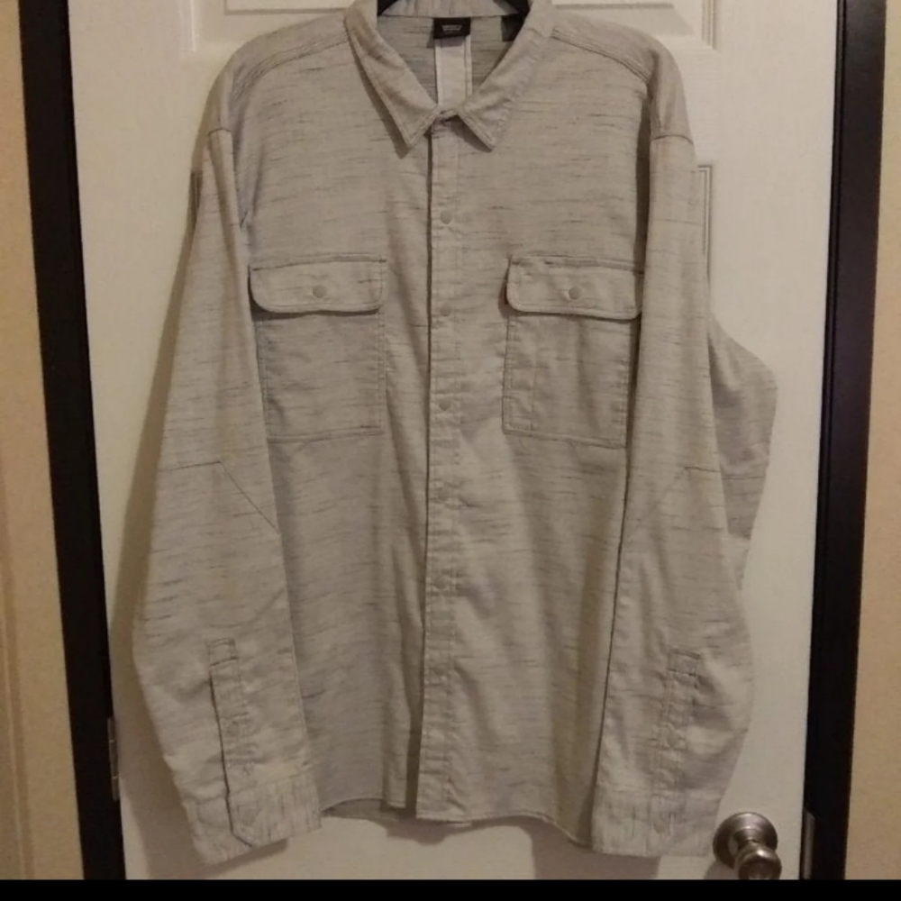 New.Men's Levi's Button Down Shirt. Size-X-Large.